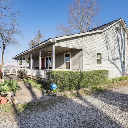 Gassville Group Getaway! Dog-Friendly Home + Yard