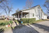 Gassville Group Getaway! Dog-Friendly Home + Yard - 2-Star