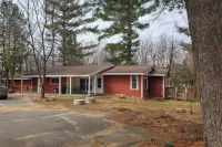Group Friendly! Riverfront Waupaca Retreat w/ Yard - 3 estrellas