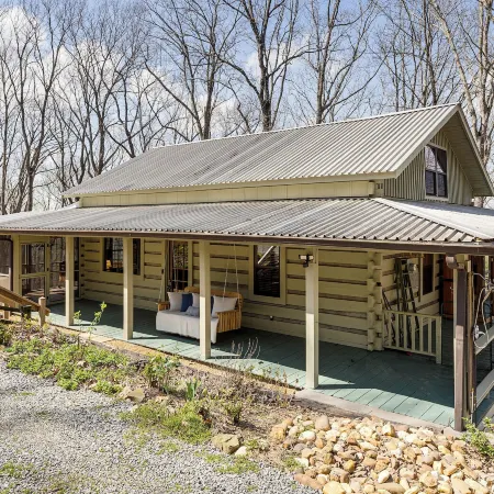 Deck, Sauna & Mtn View! Fort Payne Cabin