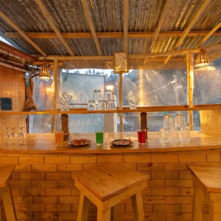 Beholden Stay & Cafe - Mountain View Boutique Stay in Old Manali