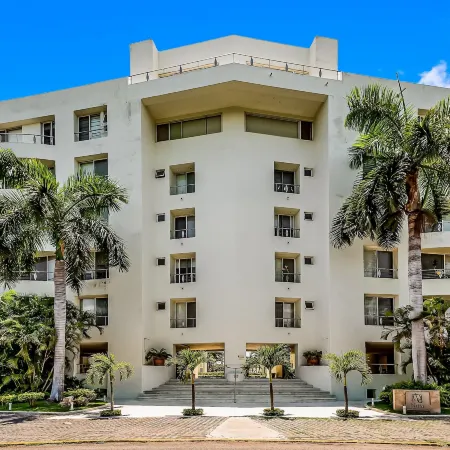 2nd-floor Condo With Private Balcony, On-site Pool & Billiards