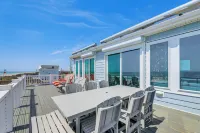 Beachfront Oasis w/ 2 Large Decks, BBQ & Views! - WiFi