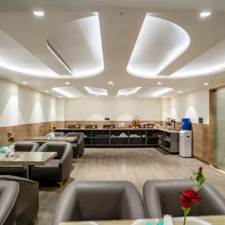 Hotel Gold The Prime Отели рядом с достопримечательностью «Офис Indian Railways»