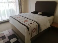 Charming B&B Retreat in Viljoenskroon with Private Entrance Hotels in Northern Free State
