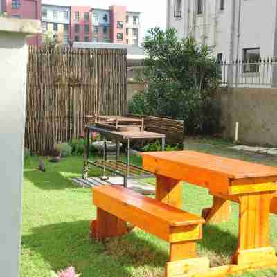Charming 2-bedroom Apartment in Gqeberha With Garden Views Hotel Exterior