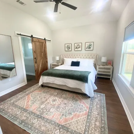 Modern Lufkin Retreat: High-End 3 Bedroom Home