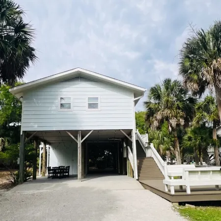 Treehouse! Steps to Bingo, Beach Access 32, Boat Parking, Beach Gear & 1 Pet OK