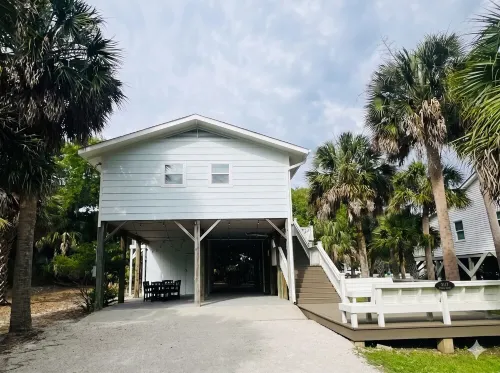 Treehouse! Steps to Bingo, Beach Access 32, Boat Parking, Beach Gear & 1 Pet OK