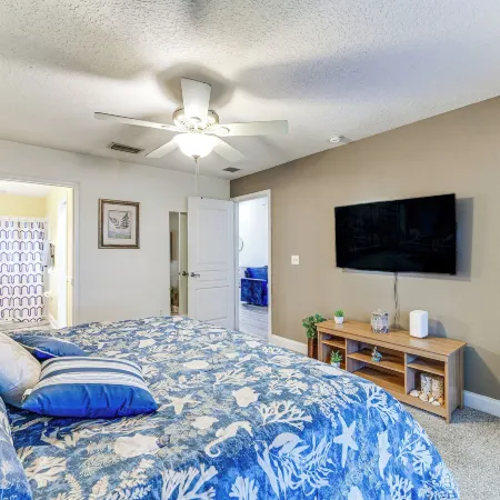 Heart of Lake County! Family Escape w/ Lanai, Pool