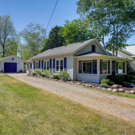 Cute Cottage Getaway; Walk to Lake and Town