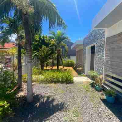 Villa with a pool—a 10-minute walk to the beach Hotel Exterior