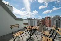 Premium Apartments with Air Conditioning - Doverys Yard - Balkon