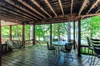 Spacious Lake Lodge With a Private Dock, Wraparound Decks & Foosball - 3-Sterne