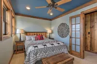 Waterfront Star Lake Cabin, Boat Dock on-Site - parking