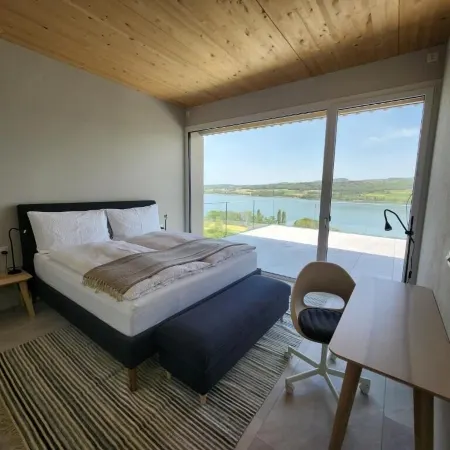Lakeview Guest Rooms with Huge Rooftop Terrace