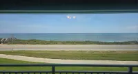 Fabulous Oceanfront Find in Flagler Beach w/Shared Pool, WiFi, Central AC, W/D - Parvekkeita