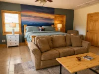 Peaceful Mtn cabin w/fast Wi-Fi & 5 min walk to River - シャレー