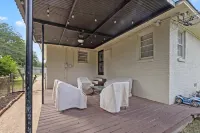 Modern Memphis Retreat - Sleeps 7 - Fireplace - Homestays