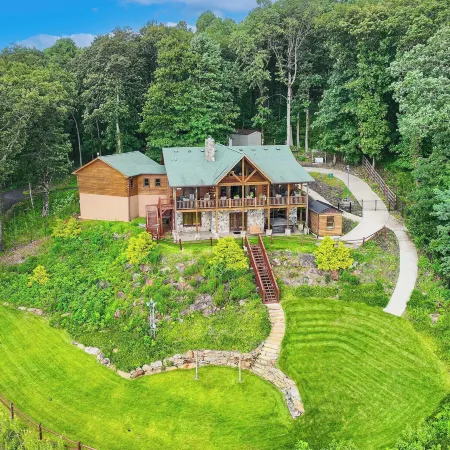 Mountain Top Lodge With Amazing Vista