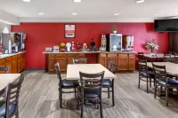 Econo Lodge Inn & Suites - breakfast