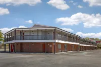 Red Roof Inn & Suites Swansea - parking