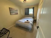 Cozy-Warm Family Friendly, West ED Mall 5Min, AC, King Master, Queens and Dbls - บังกะโล