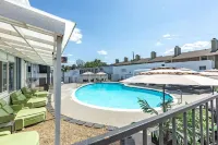 R Nite Star Inn and Suites -Home of the Cowboys & Rangers - Pools