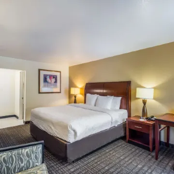 Clarion Inn & Suites Central Clearwater Beach