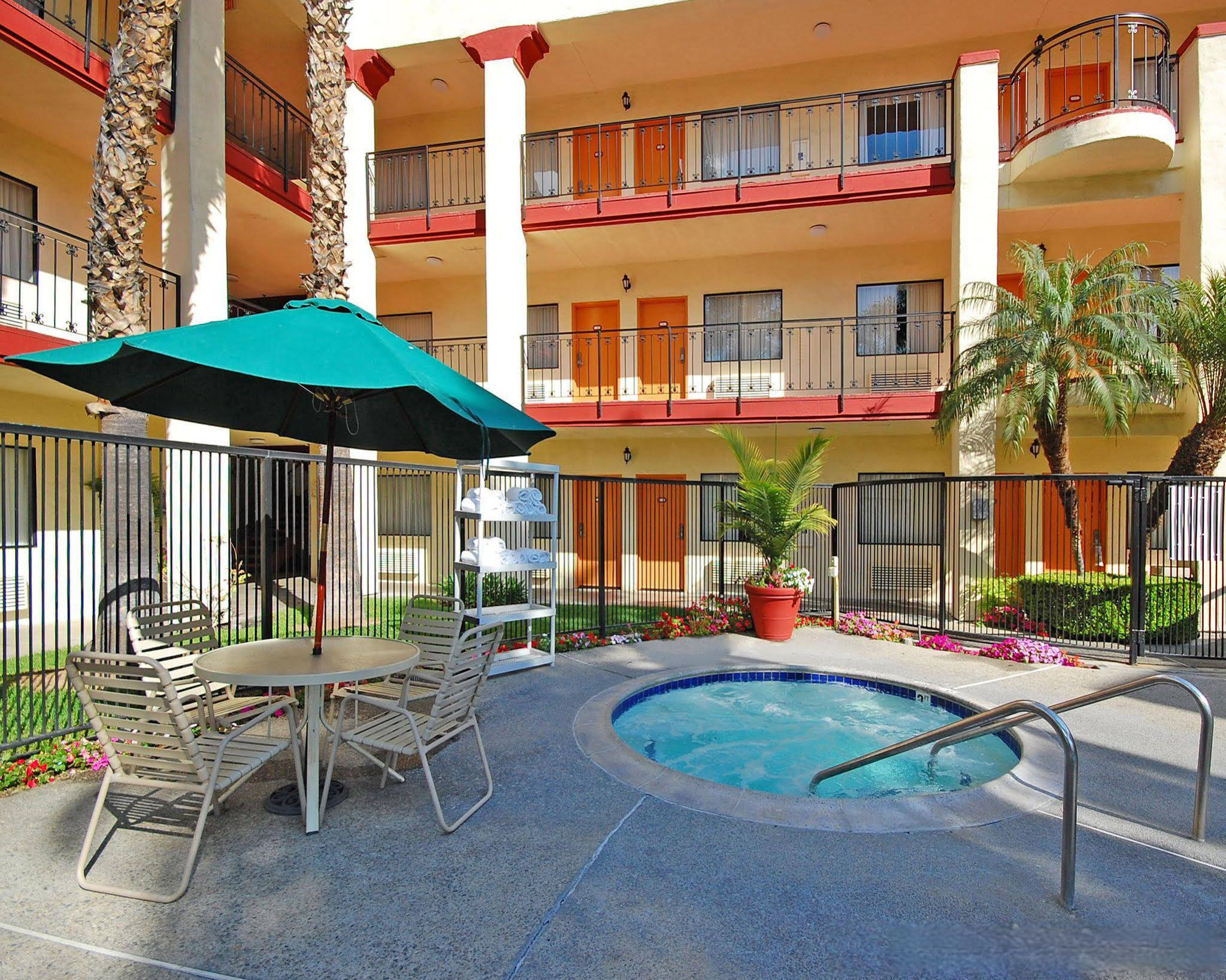 Comfort Inn & Suites Orange County John Wayne Airport