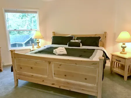 Snowline Cabin #13 - An Architectural Gem! Pet Friendly and Free Wi-fi!