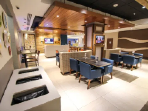 โรงแรม ฮอลิเดย์ อินน์ เอ็กซ์เพรส แอนด์ สวีทส์ ไมอามี แอร์พอร์ต อีสต์ บาย IHG โรงแรมในไมอามี