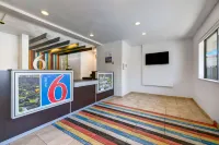Motel 6 Kirkland, WA - North Kirkland - parking