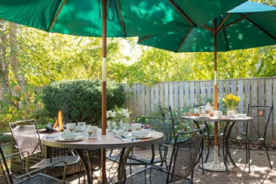 Seven Sea Street Inn