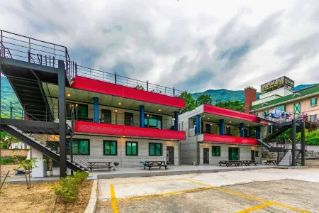 Miryang Playground Pension Отели рядом с достопримечательностью «Pyochungsa»