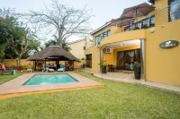 Room in Guest Room - Ezulwini Guest House - Queen Room with Balcony, Pool View & Jacuzzi in Balito فنادق في باليتو
