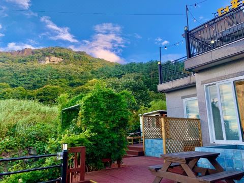 더포근 펜션 외관