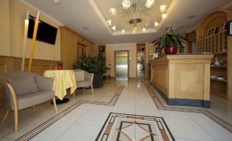 Hotel Fioroni - Housity