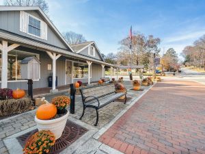 The Holly House In Downtown Demorest 2 Bedroom Home by Redawning