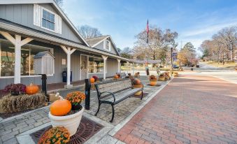 The Holly House in Downtown Demorest 2 Bedroom Home by Redawning