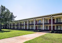Red Roof Inn & Suites Greenwood, SC Hotels in Гринвуд