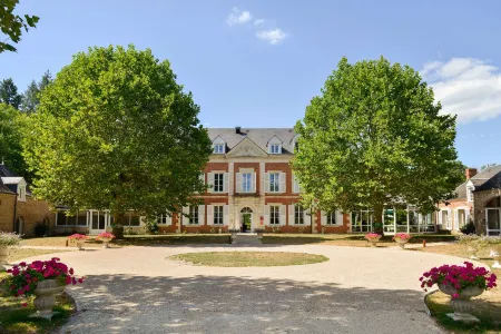 Logis Domaine de Valaudran Отели в г. Нуан-ле-Фюзелье