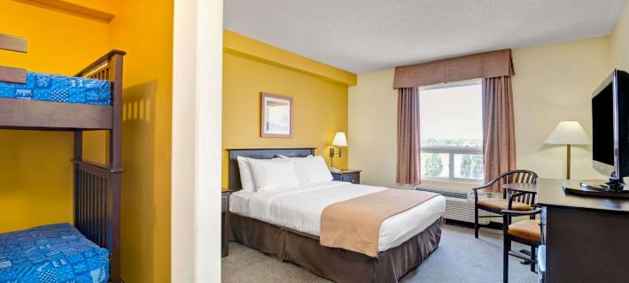 Super 8 by Wyndham Barrie South Hotels in Simcoe County