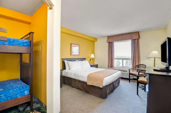 Super 8 by Wyndham Barrie South Hotels near Barrie Molson Centre