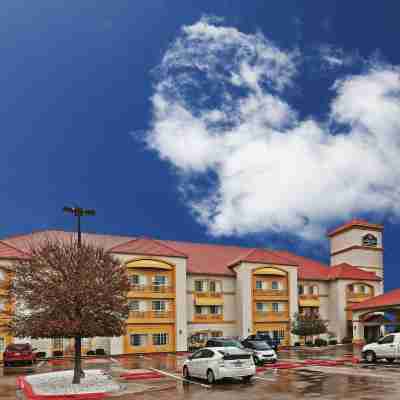 La Quinta Inn & Suites by Wyndham Weatherford Hotel Exterior