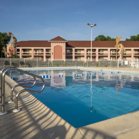 Red Roof Inn Virginia Beach - Norfolk Airport Отели рядом с достопримечательностью «Чикс-Бич»