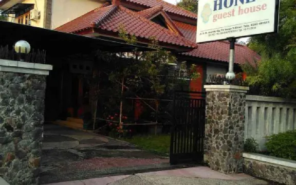 Comfy Room at Honey Guesthouse Syariah Отели в г. 