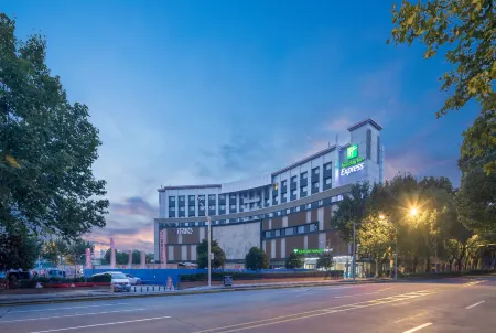 Holiday Inn Express Shanghai Jiading Center Отели рядом с достопримечательностью «Qiuxia Garden»