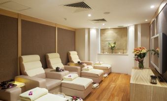 The room is equipped with multiple massage chairs and an air freshener placed in the center at Holiday Inn Macau