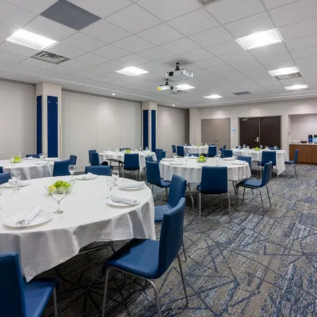 Holiday Inn Express & Suites VAUGHAN-SOUTHWEST by IHG